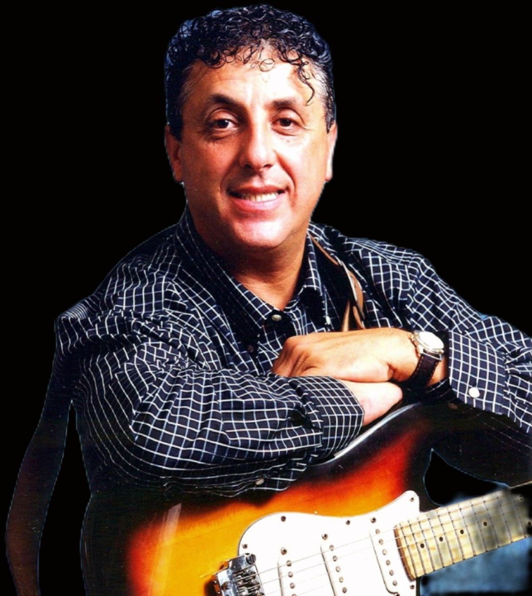 Pietro Facioni, in arte Rinomondo, con la sua chitarra